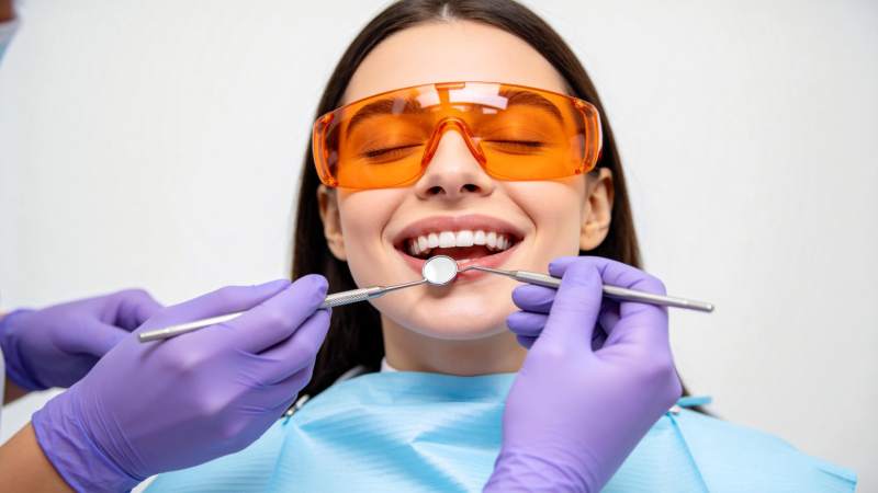 牙科检查微笑瞬间图片