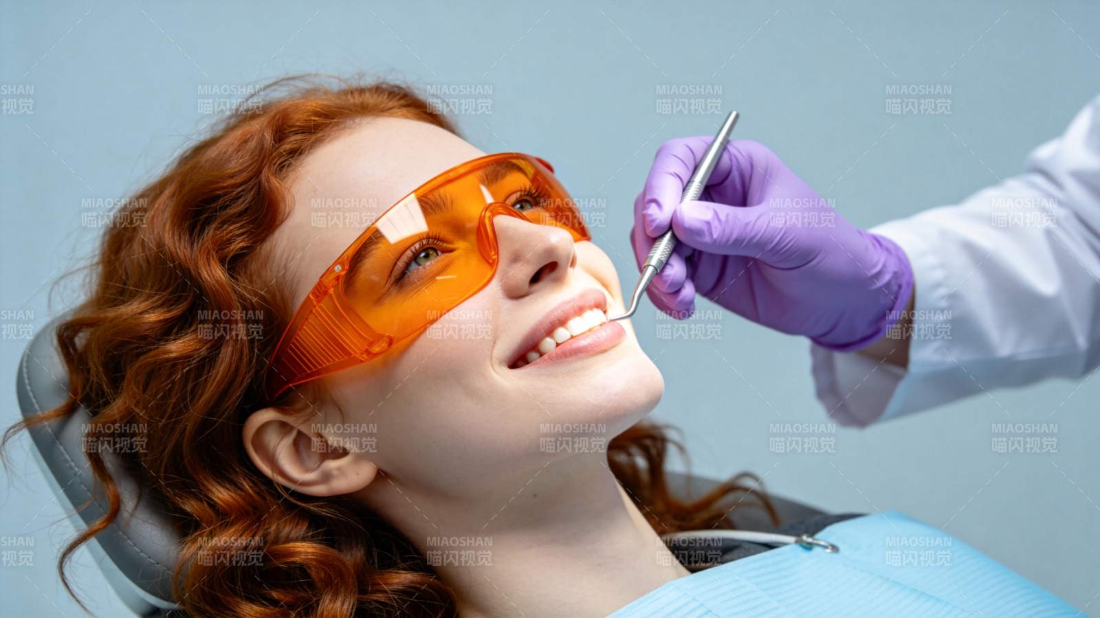 牙科检查微笑瞬间图片