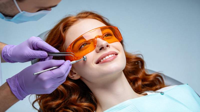 牙医检查微笑患者图片