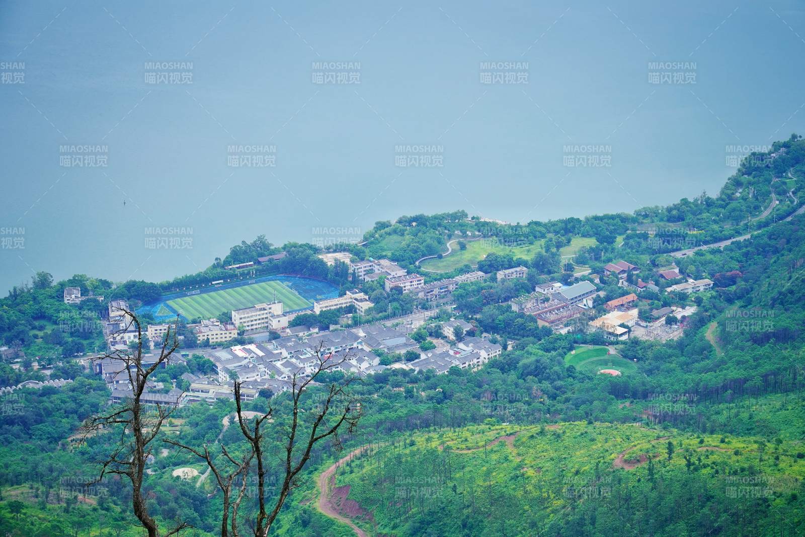 山间小镇风光图片