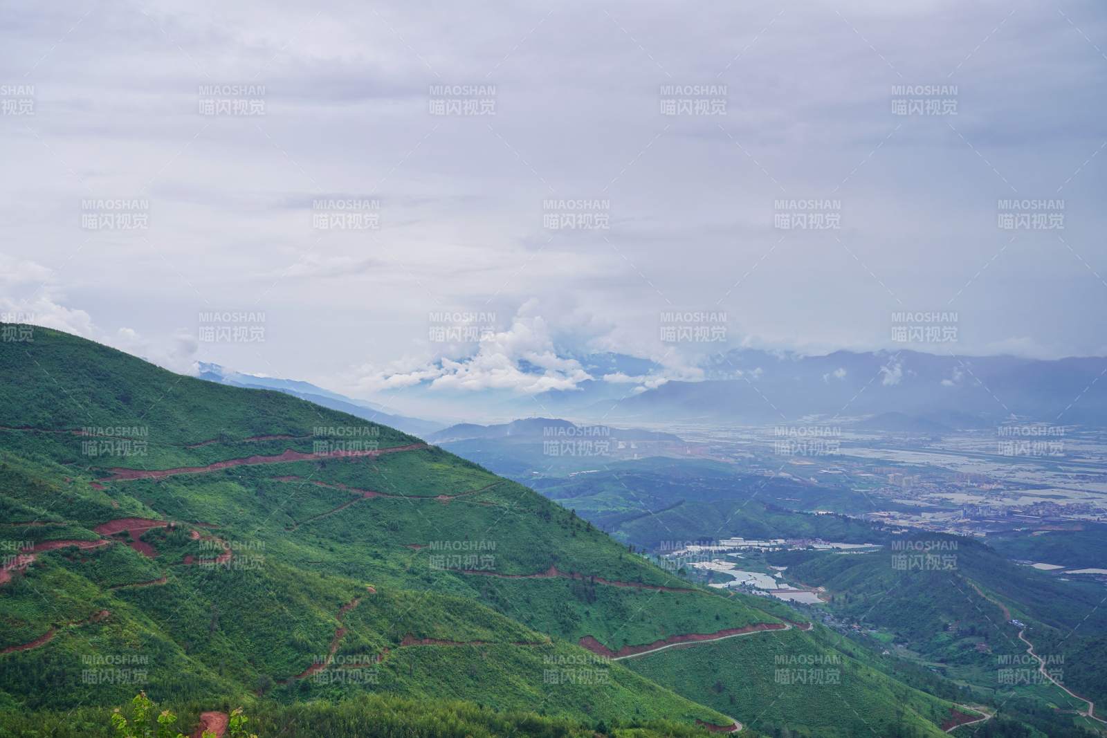 青山远眺云海间图片