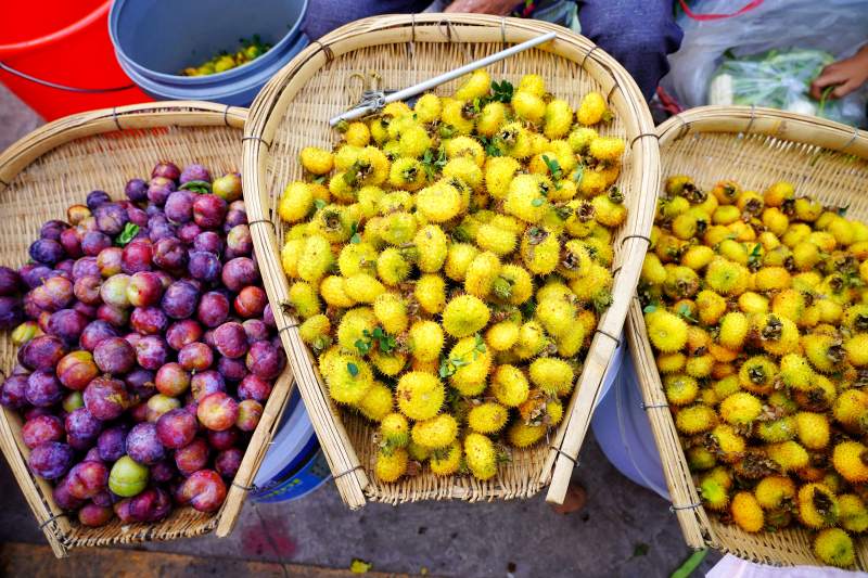 水果摊上的新鲜果实图片