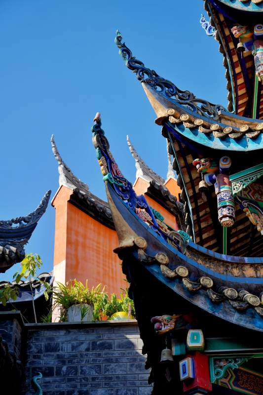 飞檐翘角映蓝天图片