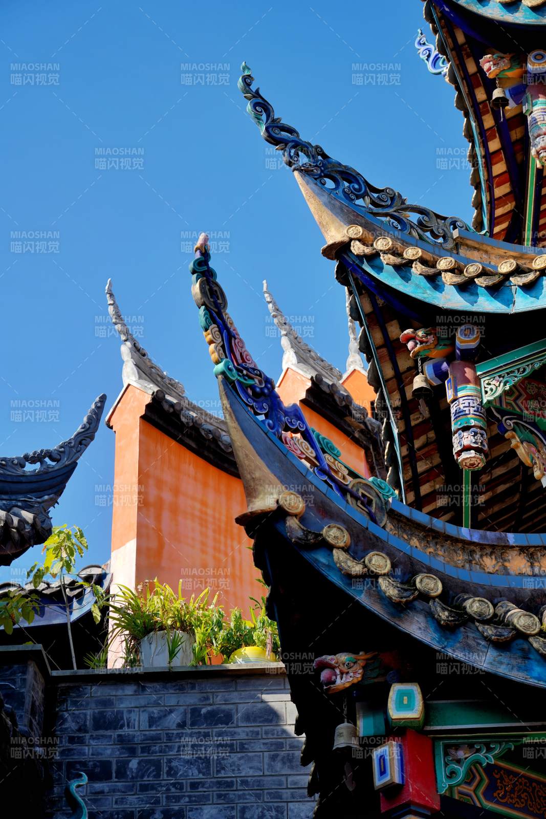 飞檐翘角映蓝天图片