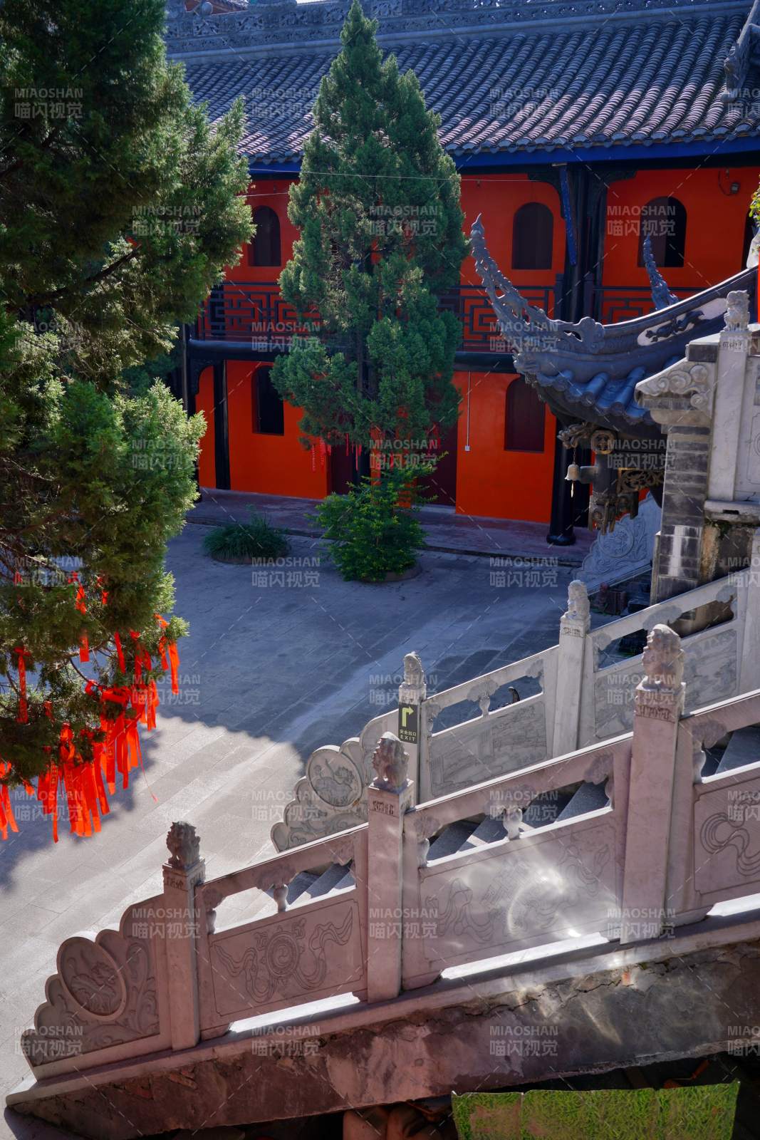 古寺庭院静谧景图片