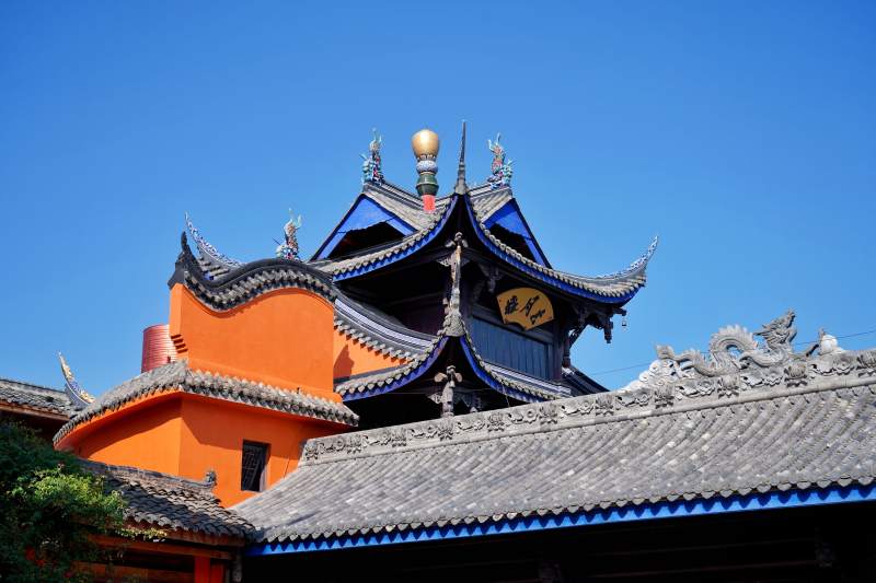 古寺飞檐映蓝天图片