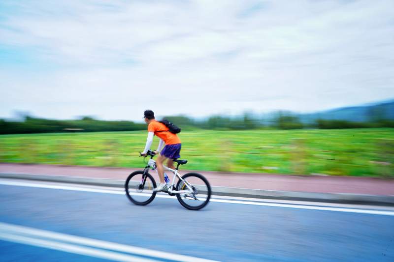 骑行者疾驰在路上图片