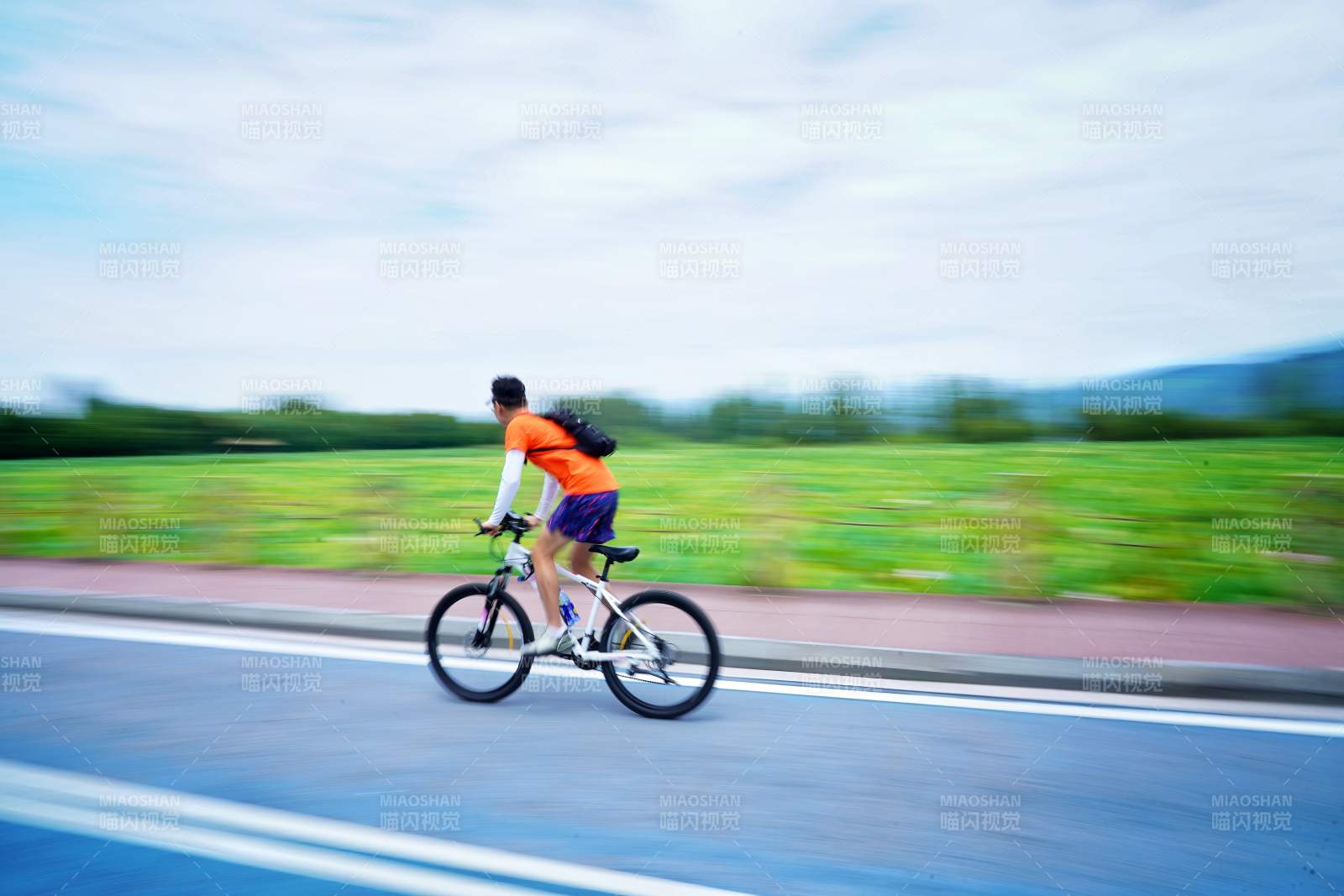 骑行者疾驰在路上图片
