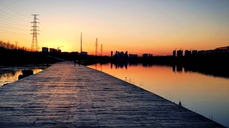 夕阳木栈道 水天一色静美图片