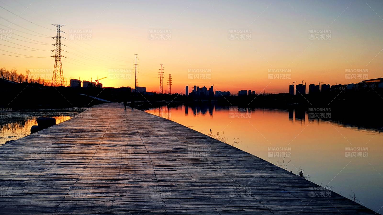 夕阳木栈道 水天一色静美图片