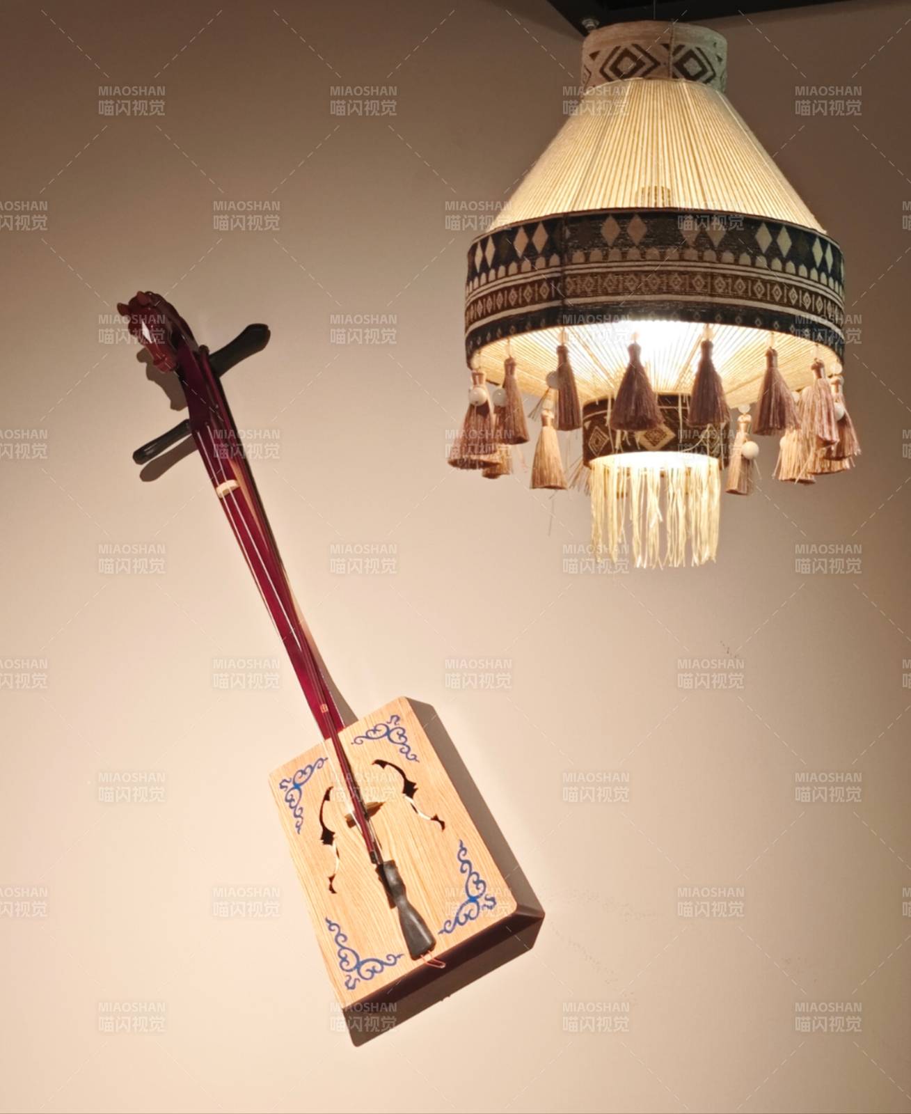 民族风吊灯与乐器装饰图片