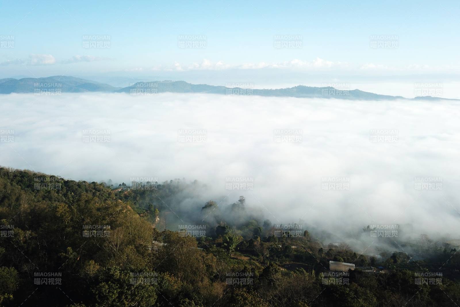 云海缭绕山间 如梦似幻图片