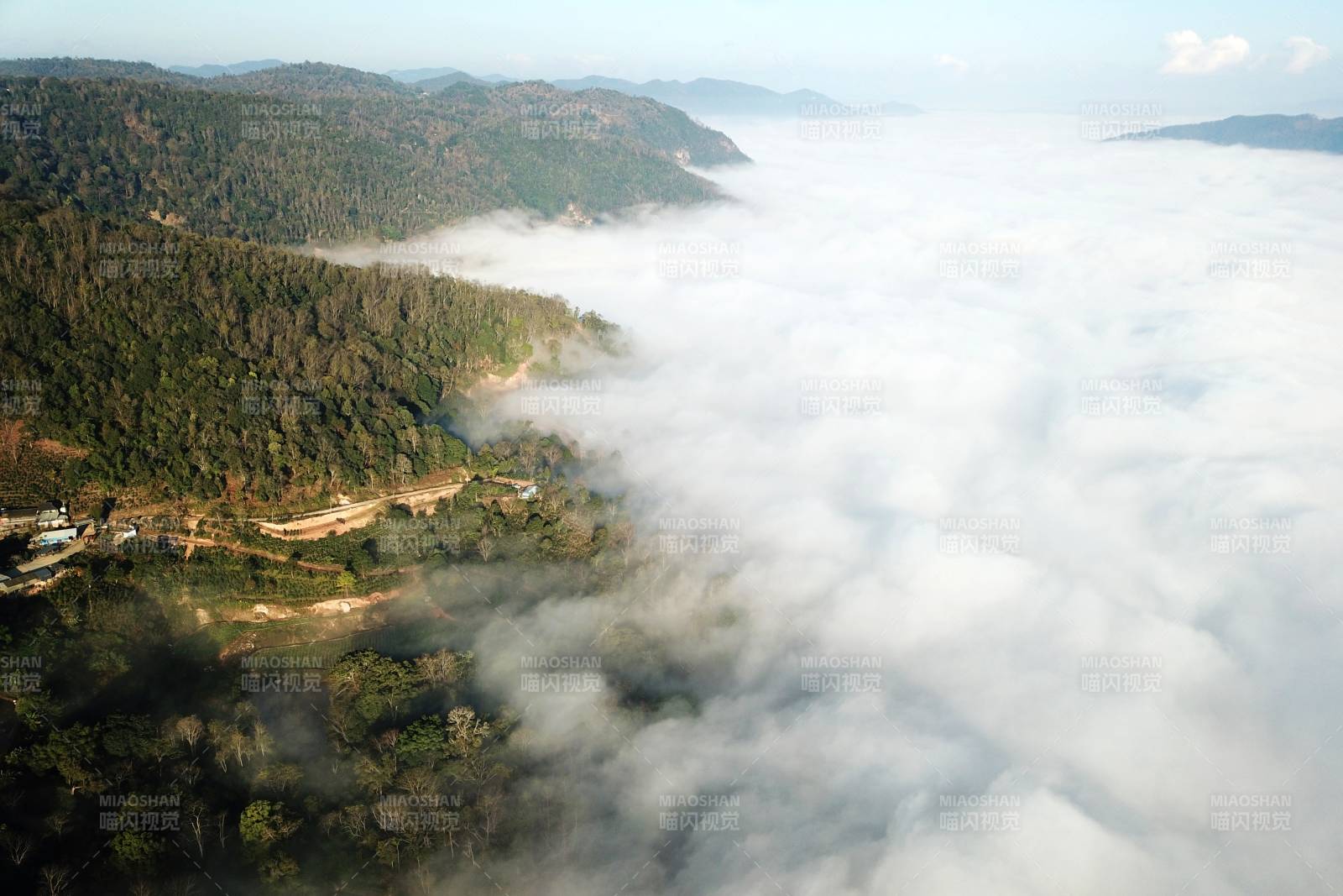 云海缭绕青山间图片