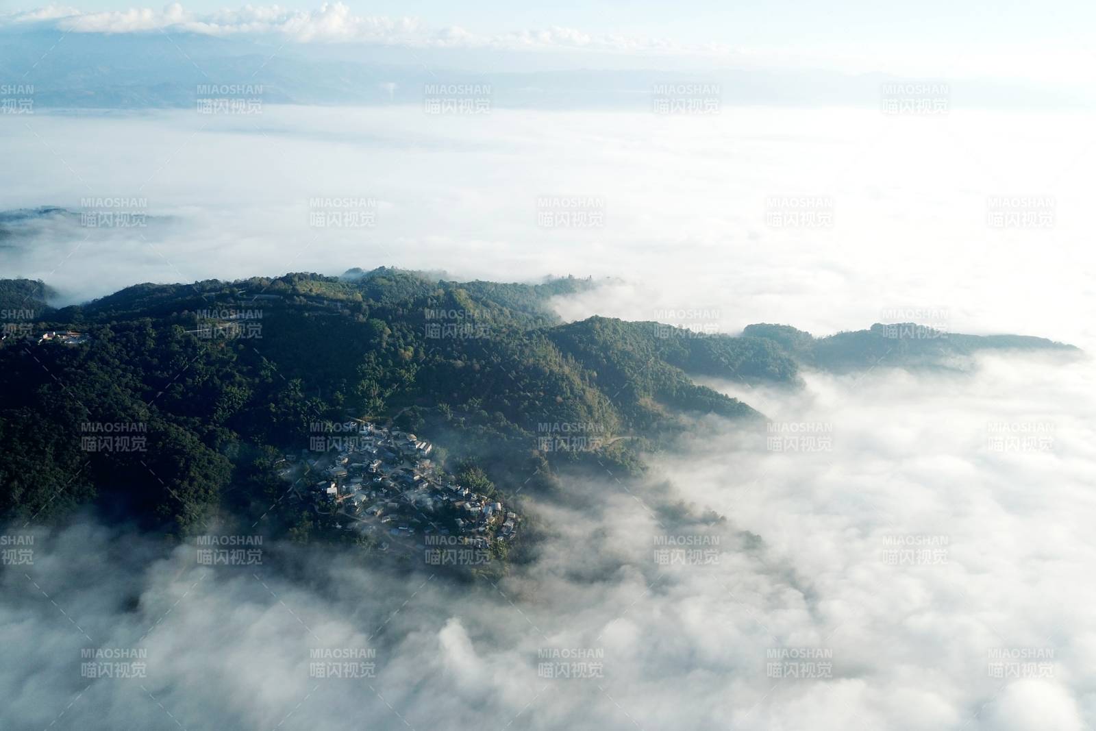 云海之上 山峦隐现图片