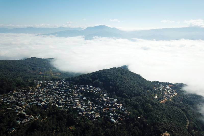 云海之上的山城小镇图片