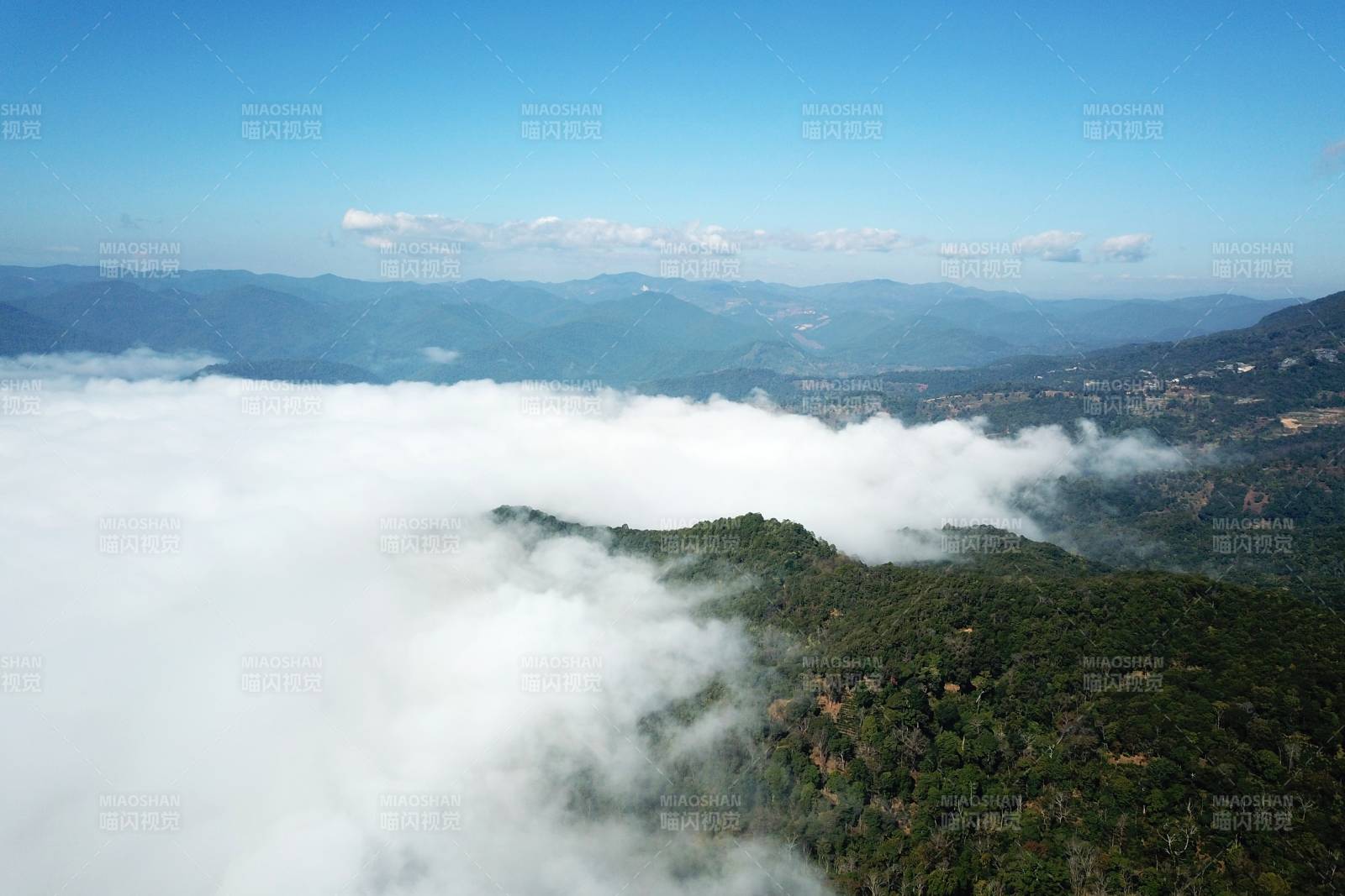 云海缭绕青山间图片