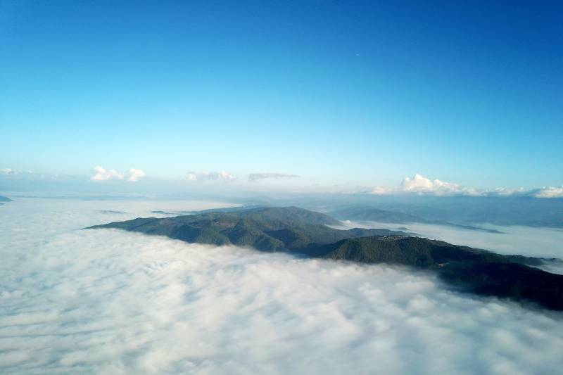 云海之上 山峦隐现图片
