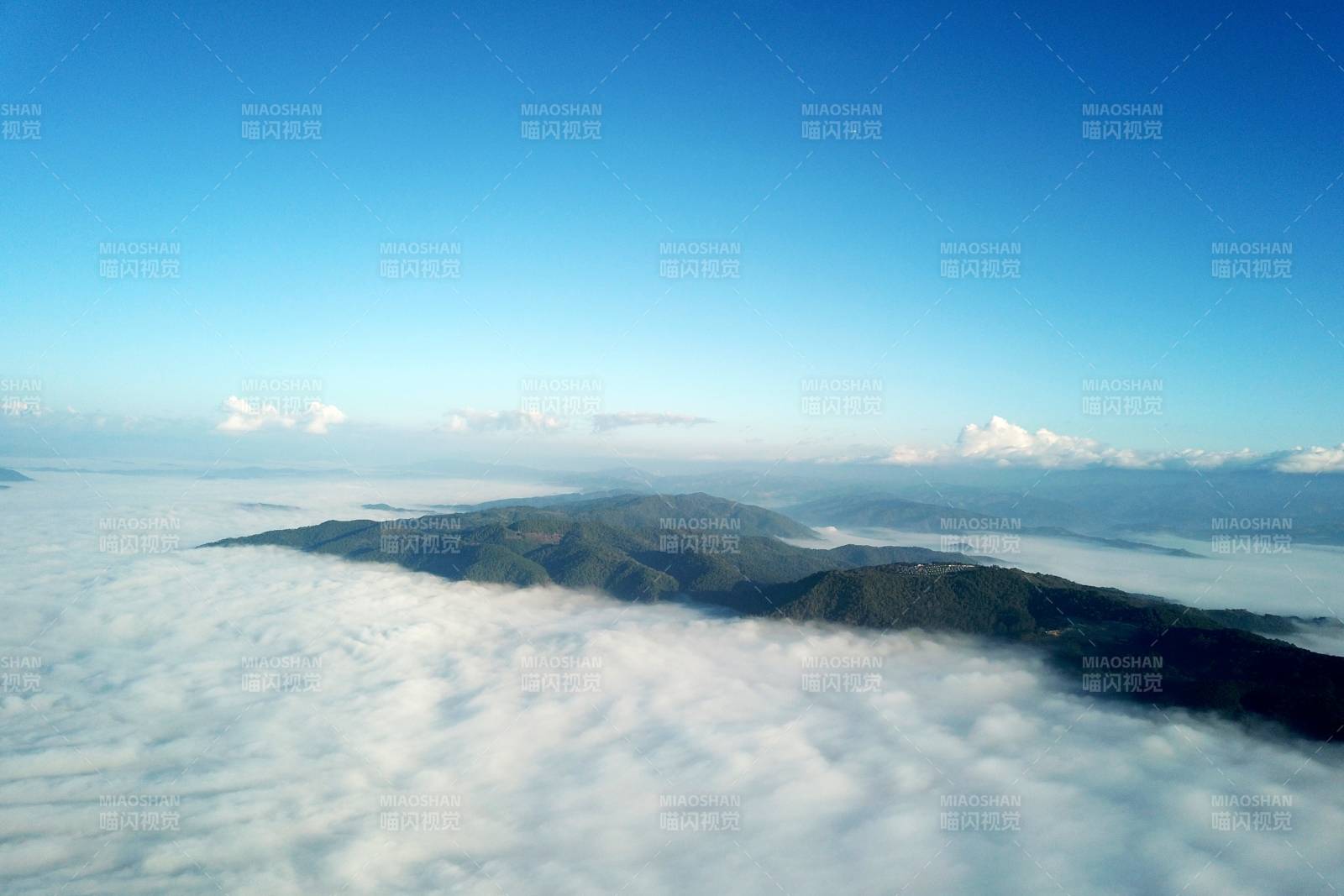云海之上 山峦隐现图片