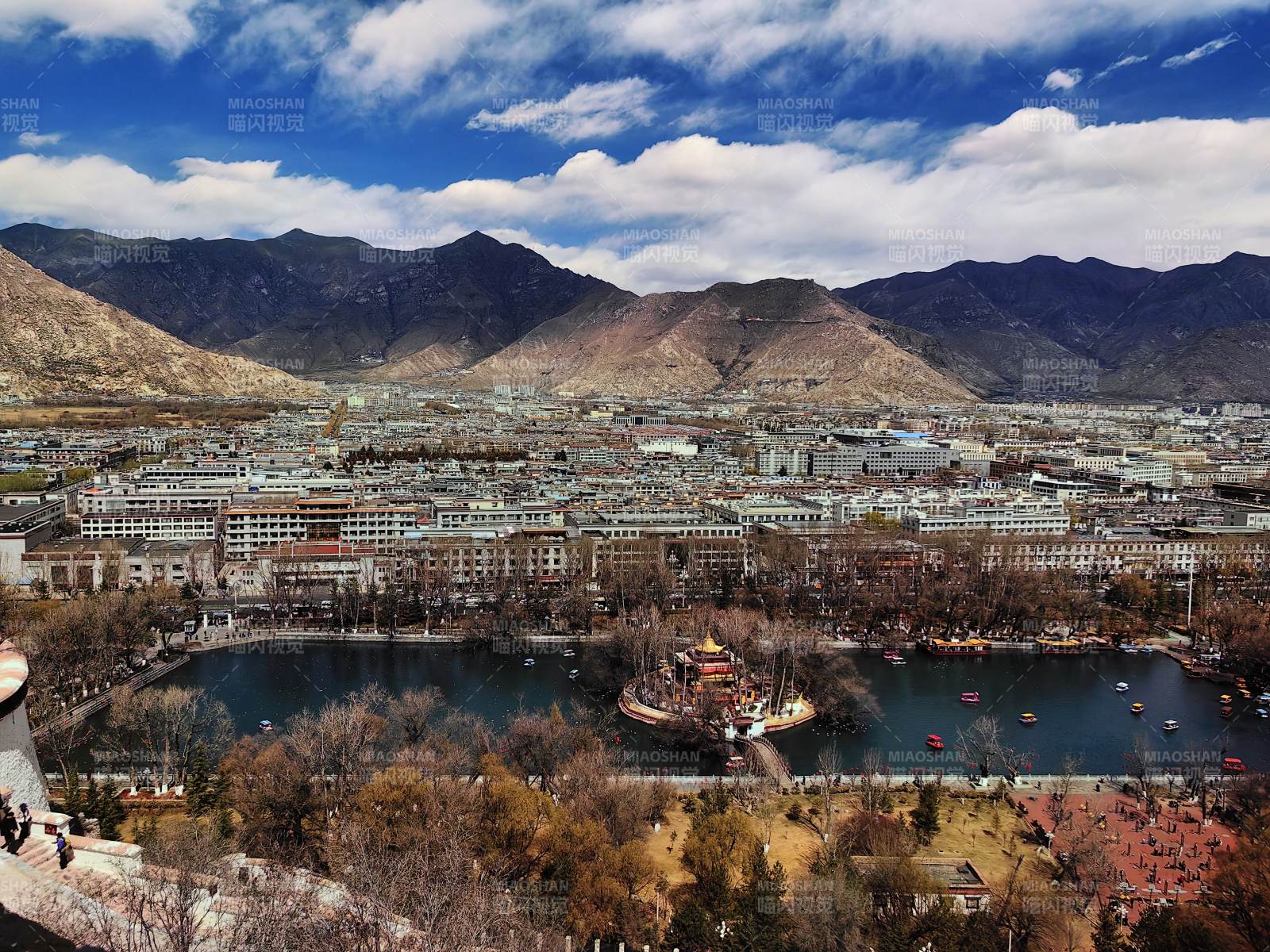 拉萨城景 湖光山色相映图片