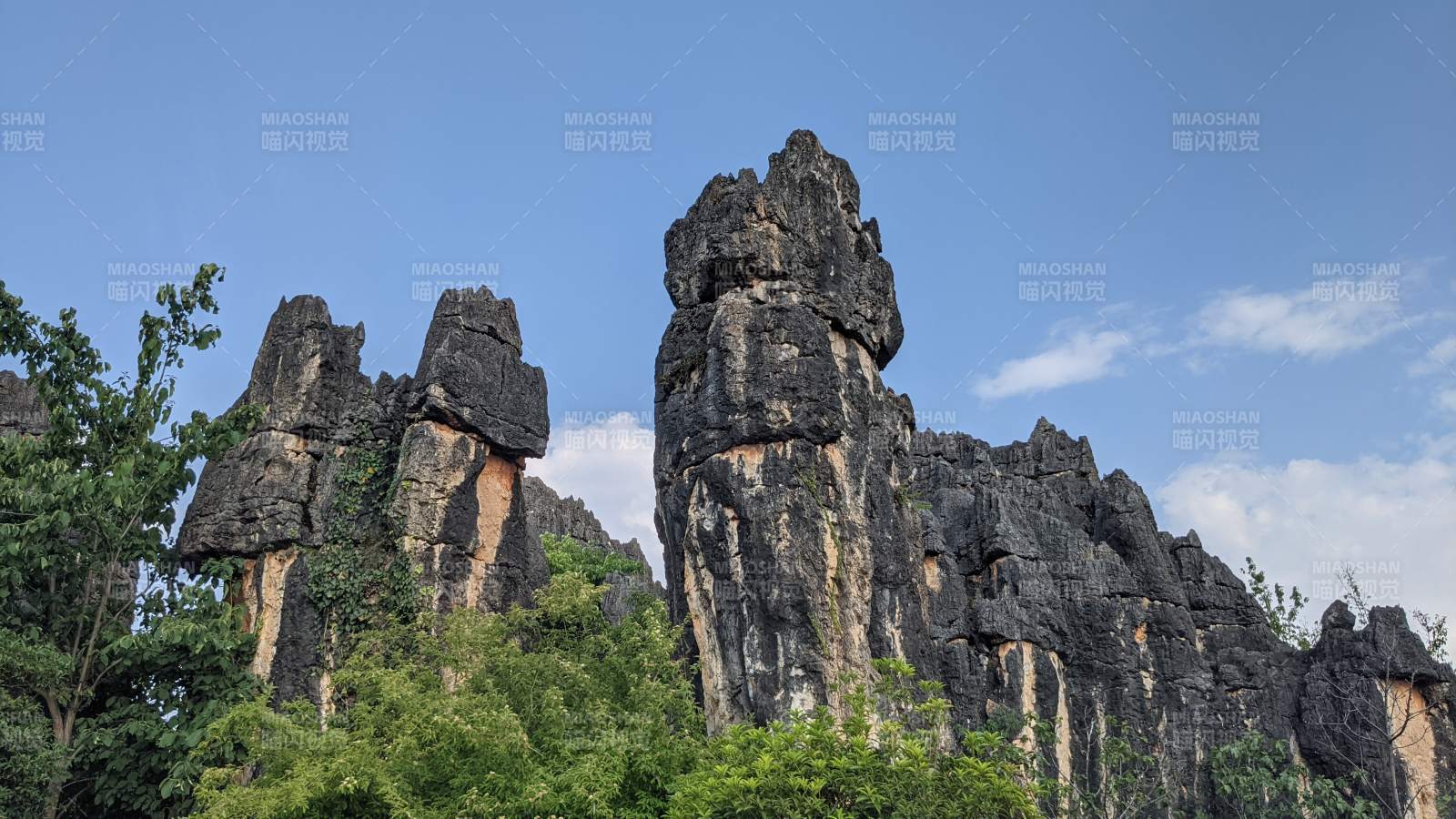 石林奇峰耸立蓝天之下（云南乃古石林风景）图片