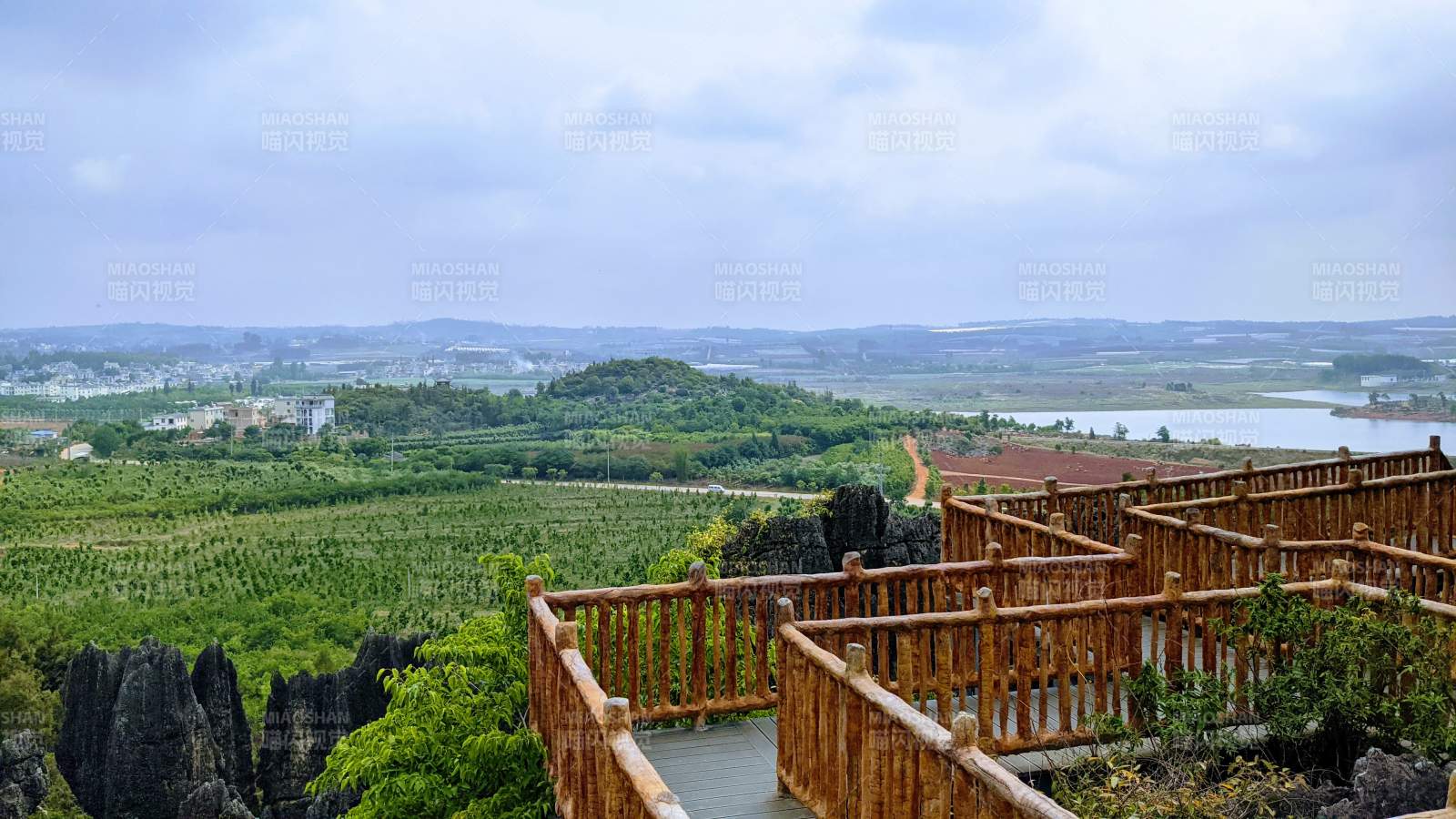 石林观景台俯瞰绿野（云南乃古石林风景区）图片