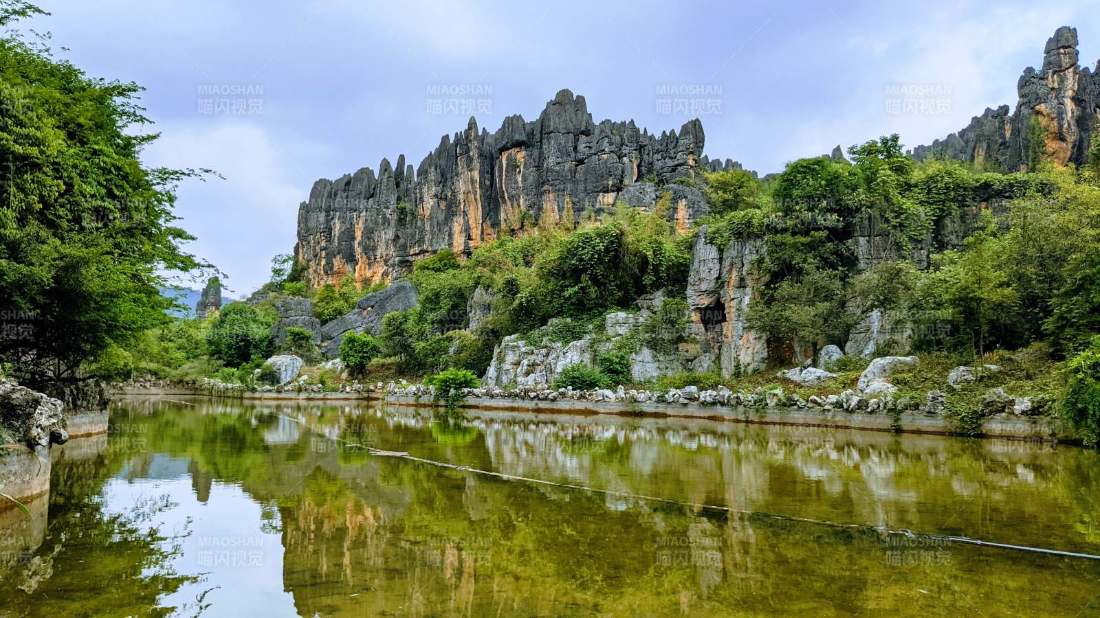山水倒影 奇峰如画（云南乃古石林风景区）图片