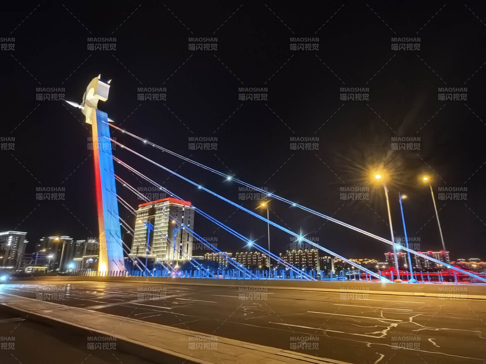 夜幕下的敕勒川大桥图片