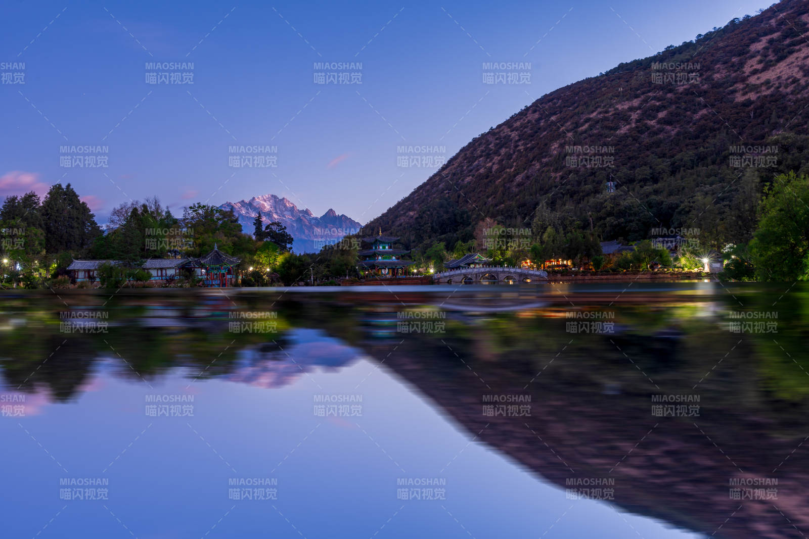 湖山夜色 倒影如画图片