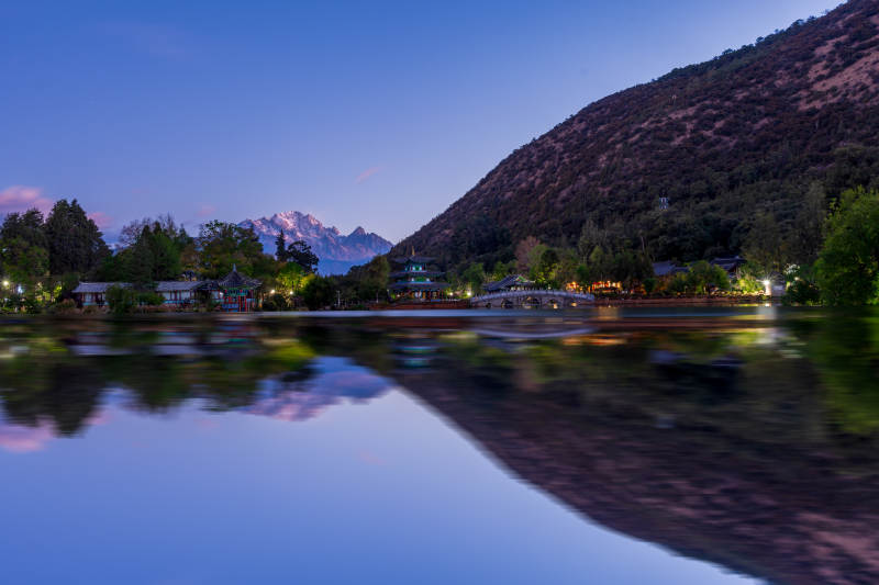 湖山夜色 倒影如画图片