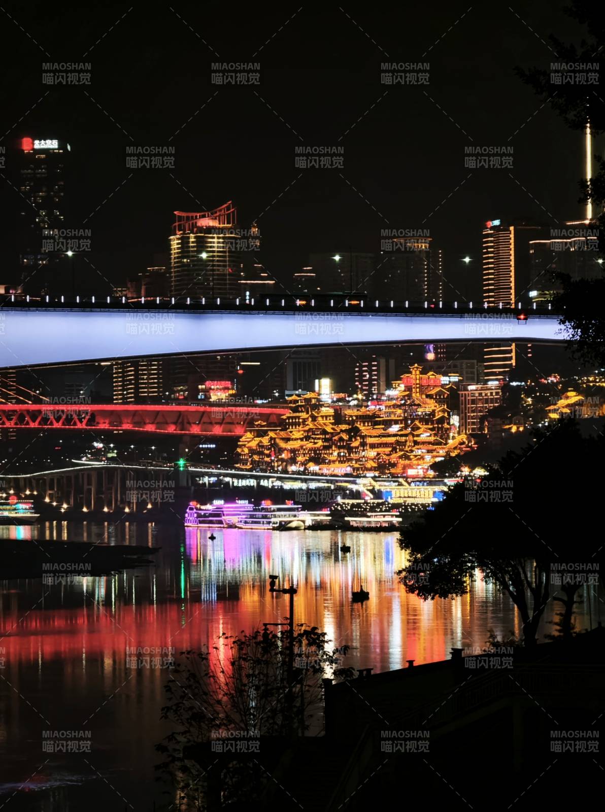 重庆洪崖洞的灯火映江流图片