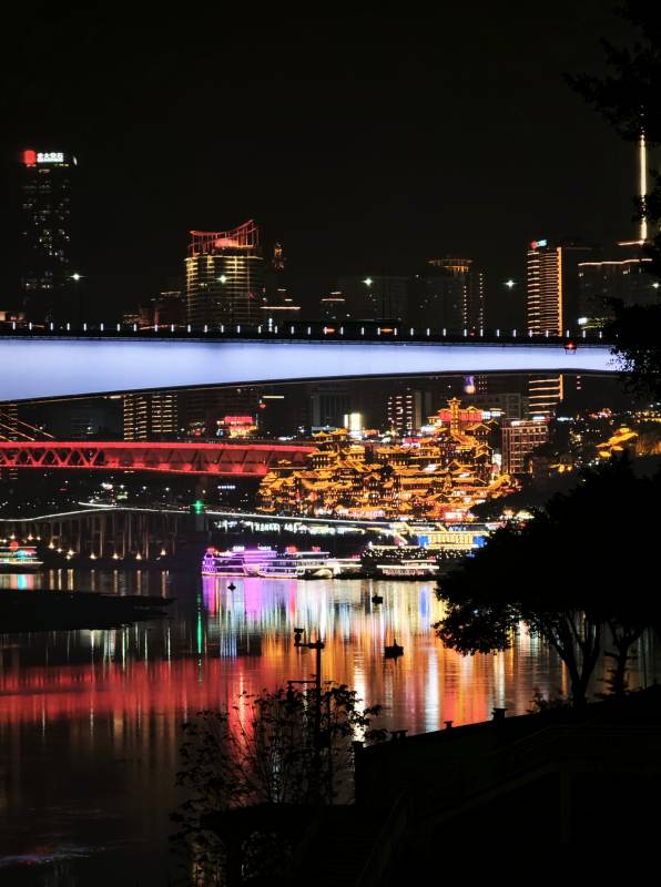 山城夜景 灯火映江流图片