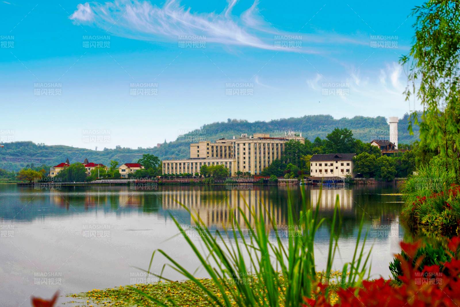 重庆梁平的湖光山色映楼台图片