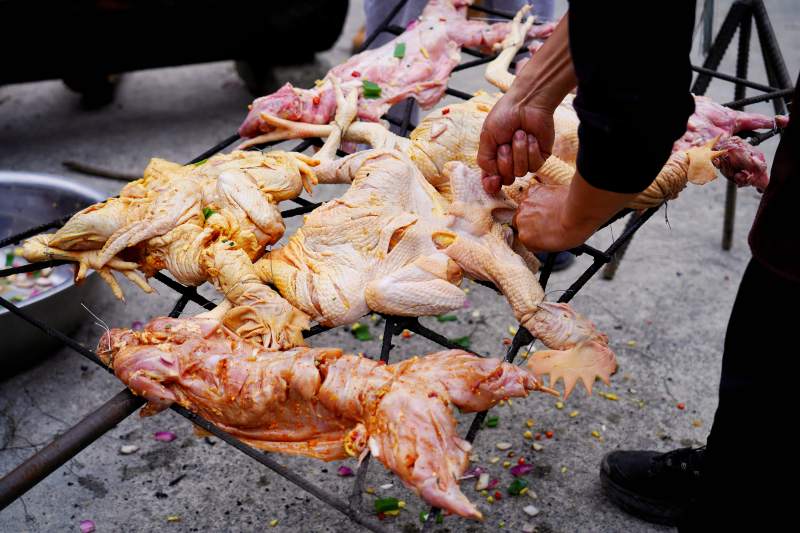 街头烤鸡 香气四溢图片