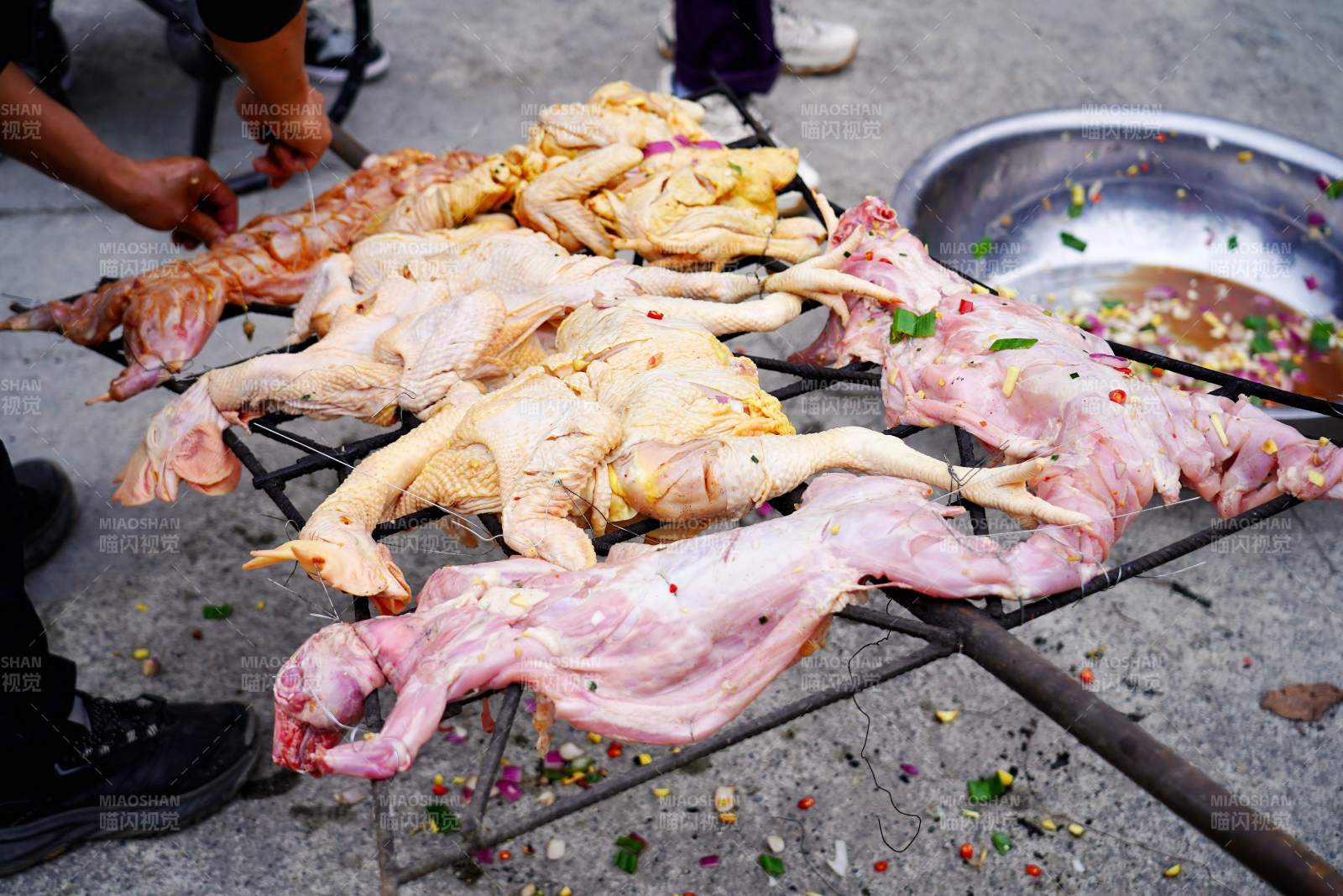 烤全羊准备中 香气四溢图片