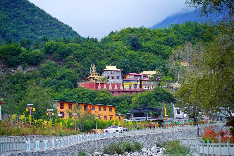 青山藏古寺 彩楼映绿林图片