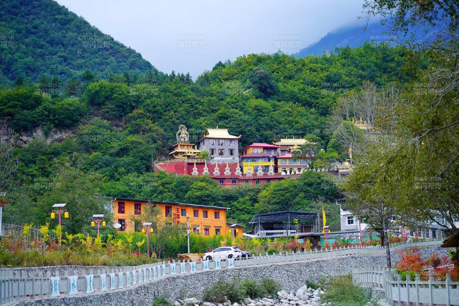 小金县青山藏古寺 彩楼映绿林图片