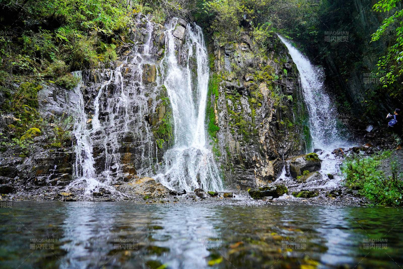 小金县山涧飞瀑 绿意盎然图片