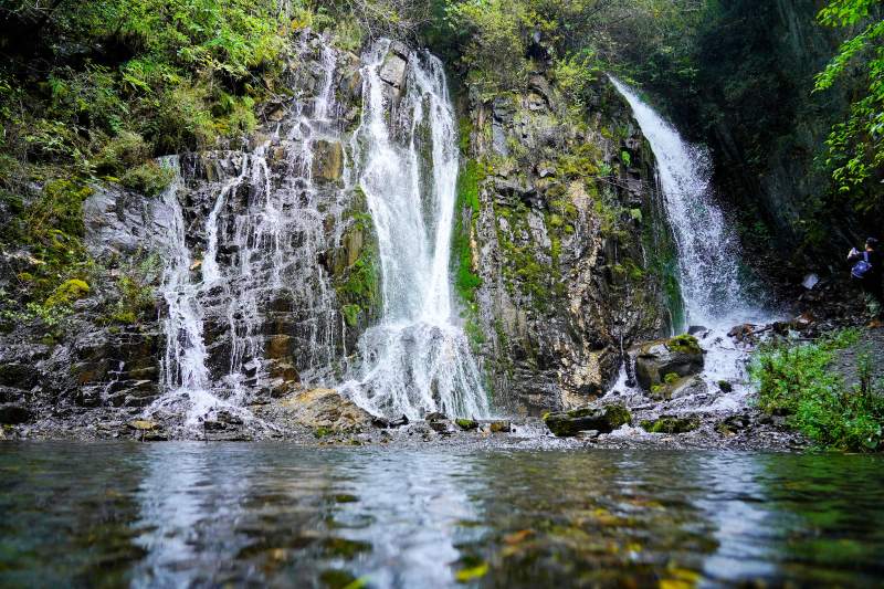 山涧飞瀑 绿意盎然图片