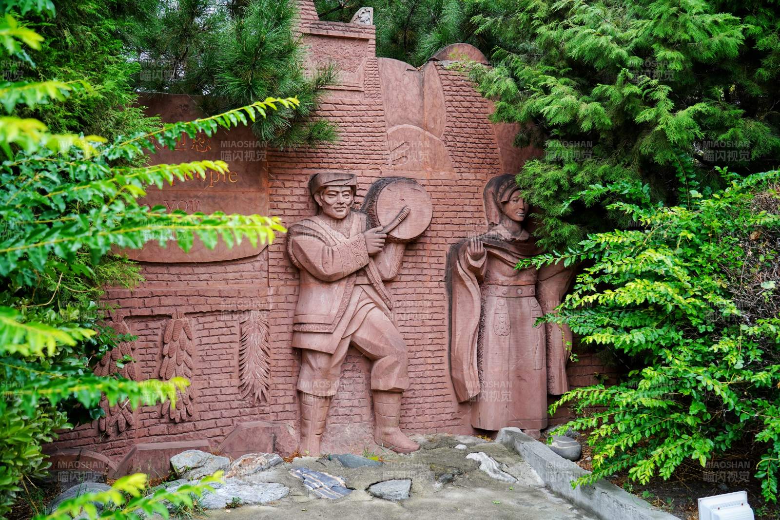 川西红砂岩浮雕 农耕与纺织图景图片