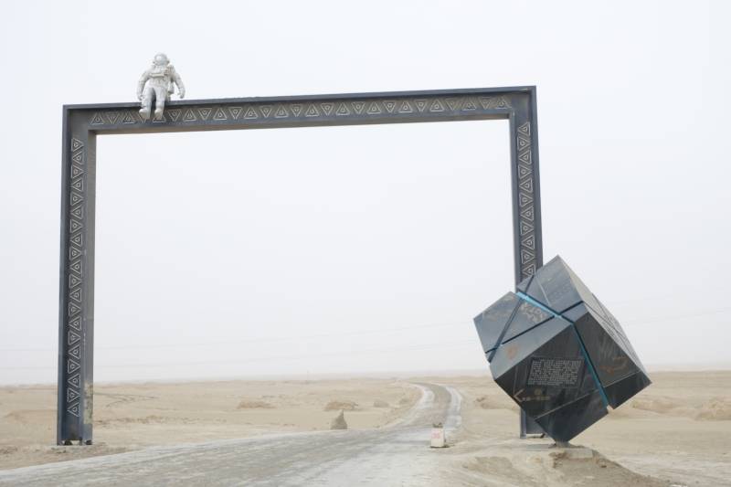 荒漠巨框与悬浮立方体图片