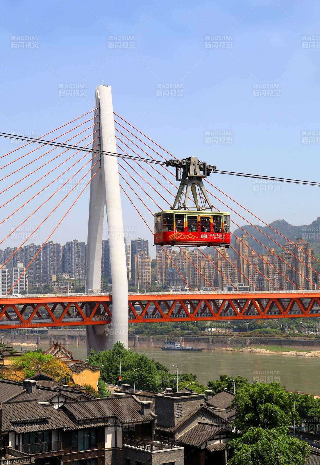 重庆缆车跨江穿桥景图片