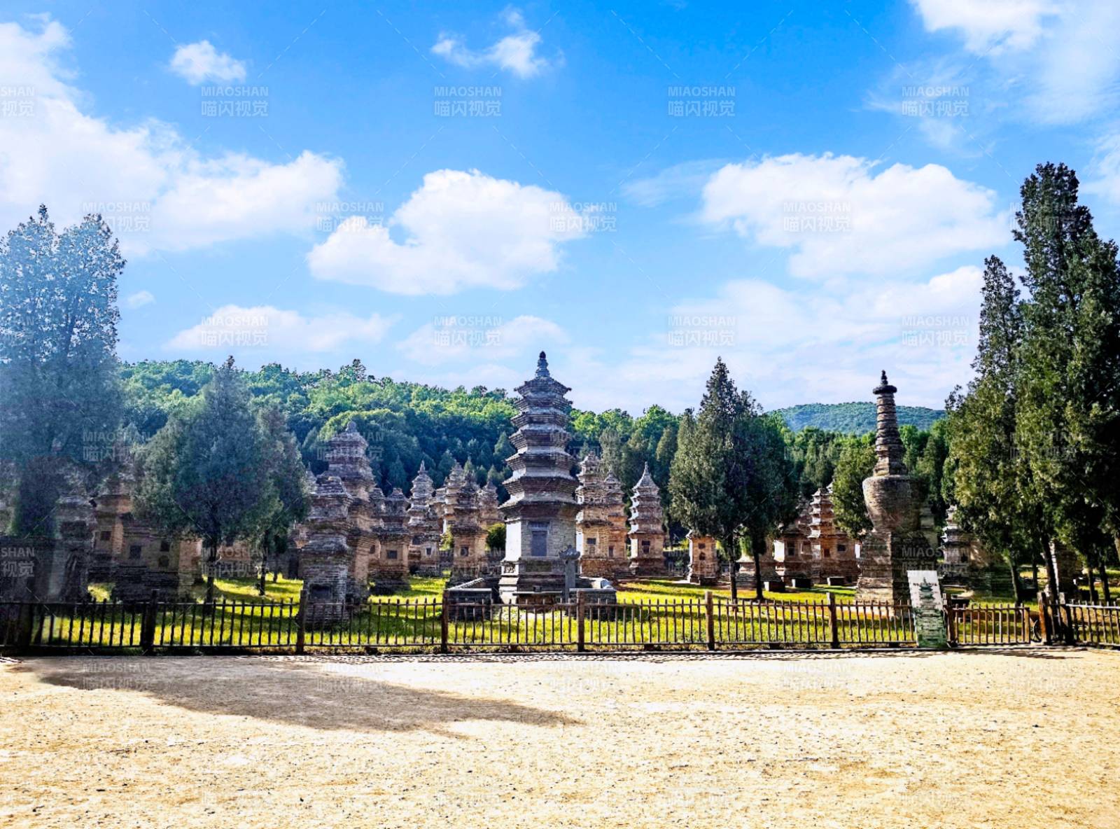 少林寺塔林 青山环绕图片