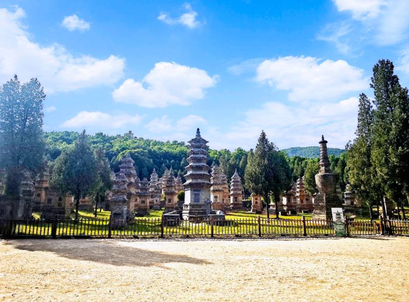 少林寺塔林 青山环绕图片