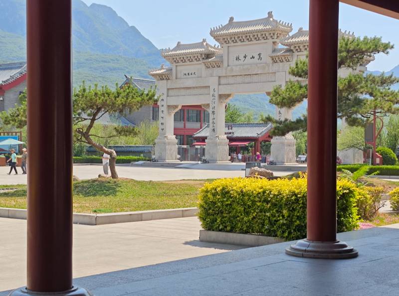 少林寺山门巍峨 松柏迎宾图片