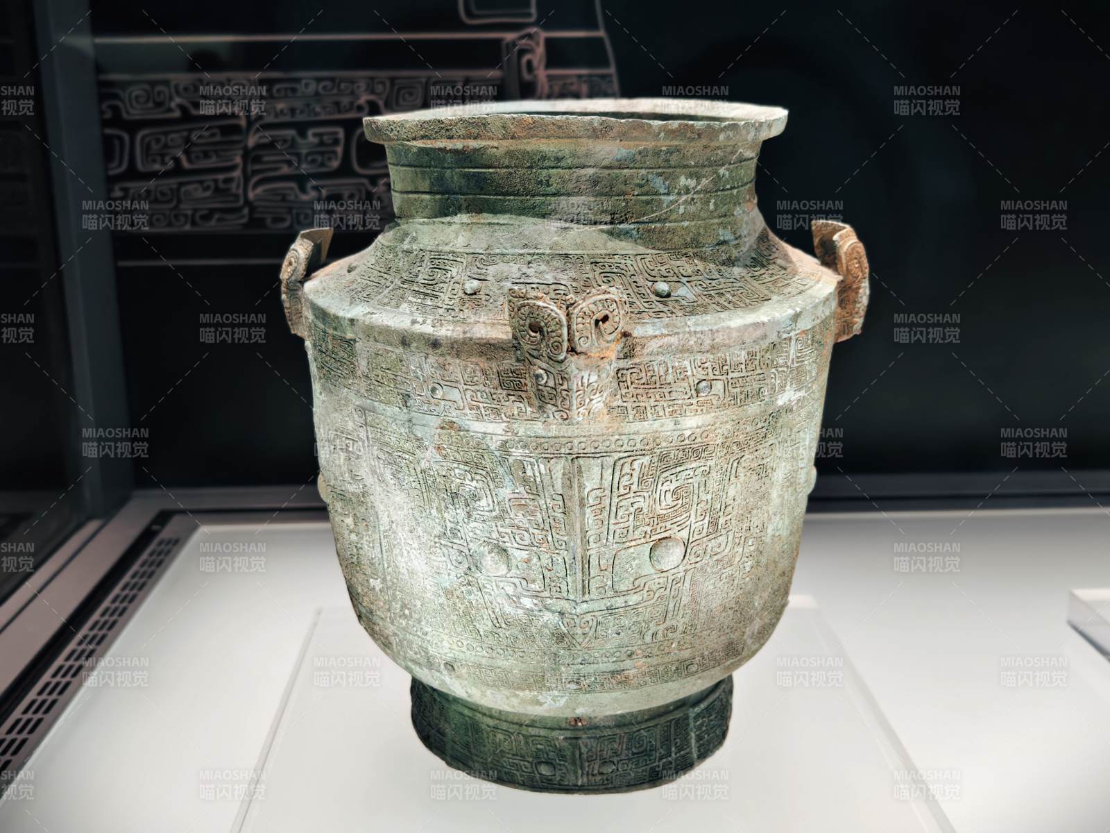 青铜兽面纹双耳罐图片