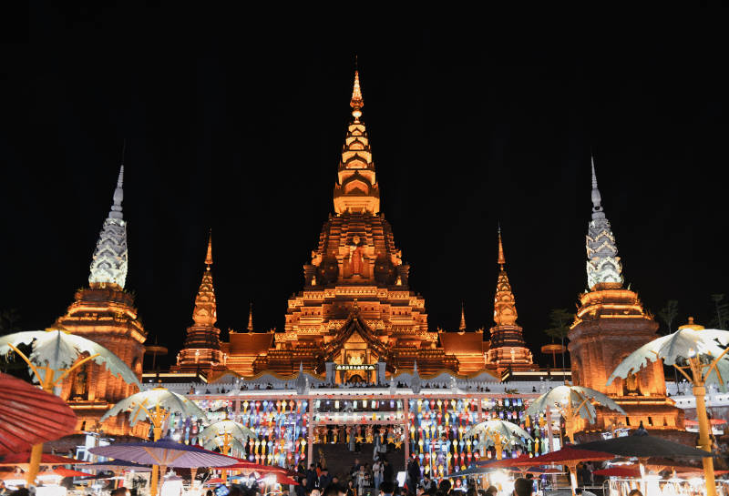 夜灯古塔 市集喧腾图片