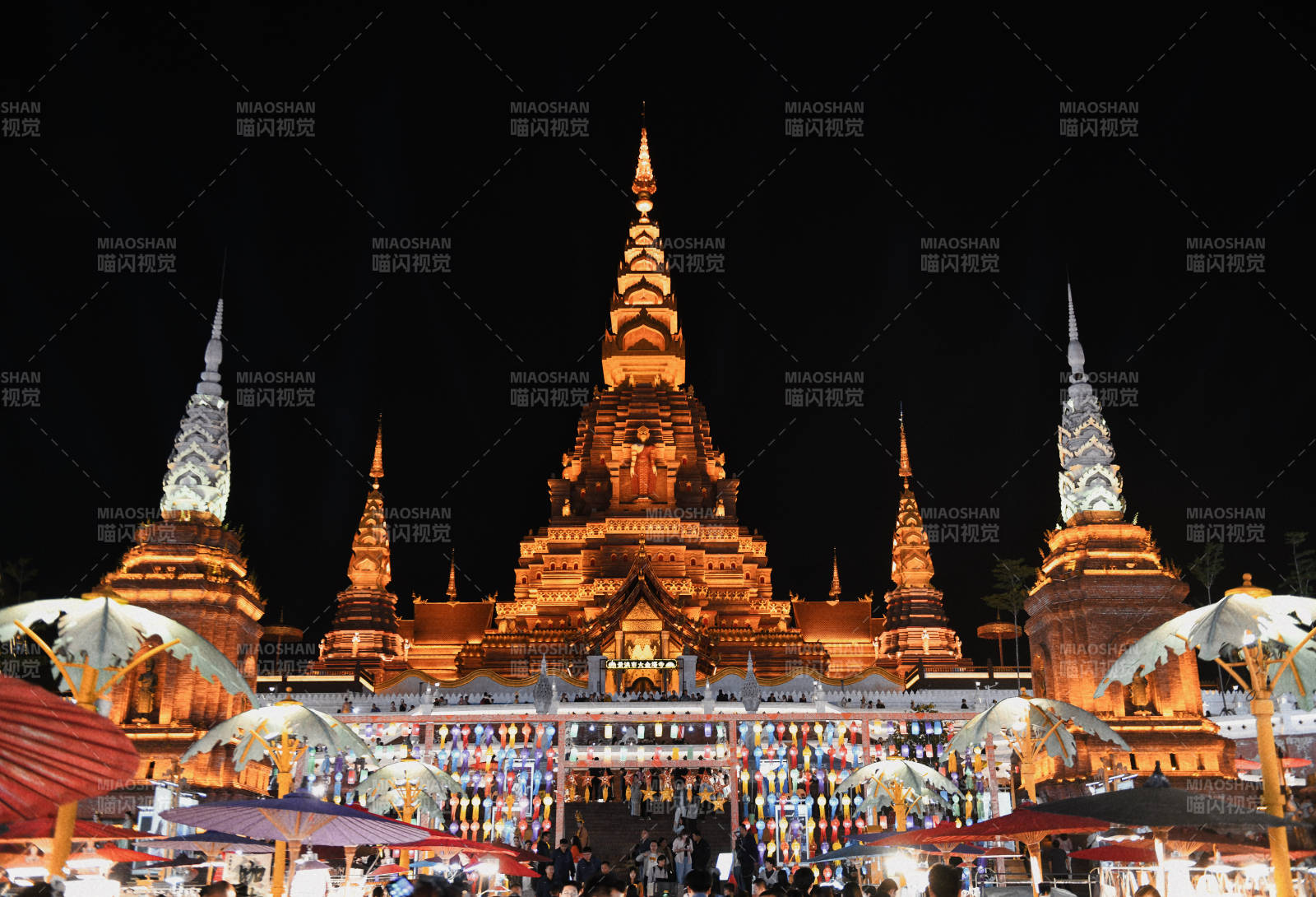 夜灯古塔 市集喧腾图片