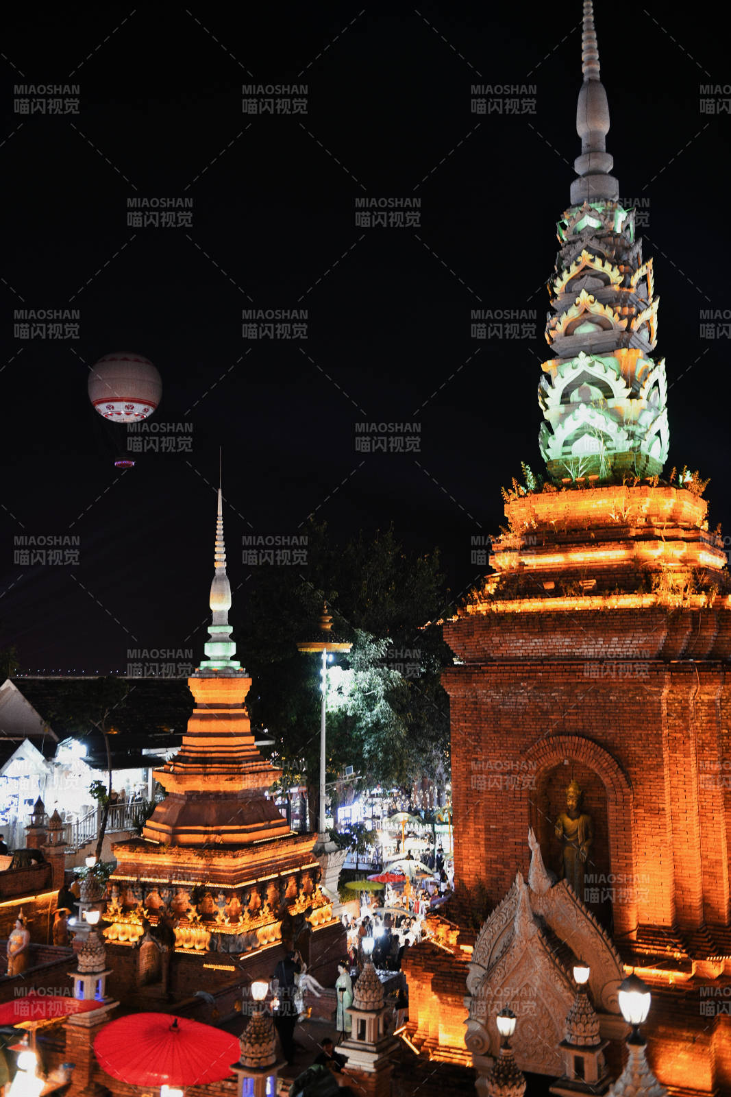 夜灯古塔 热气球飘过图片