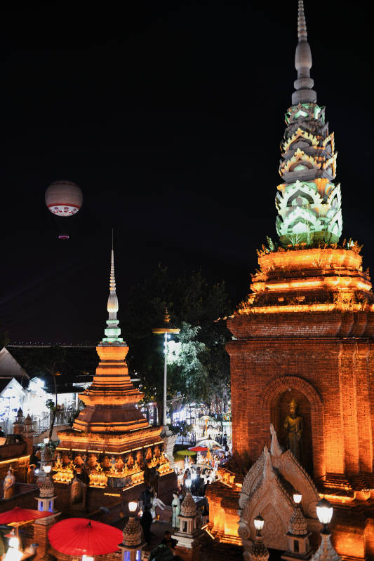 夜灯古塔 热气球飘过图片