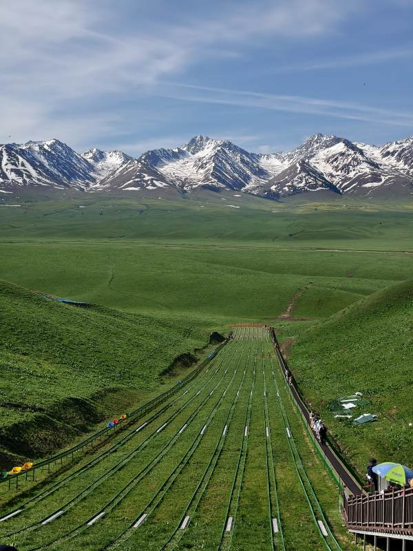 雪山草原滑草场风光图片